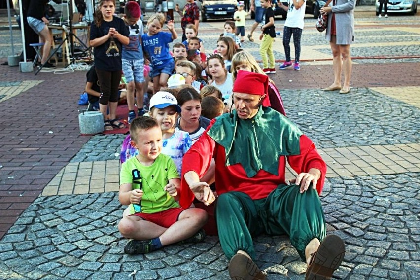 Uliczne spektakle teatralne w Białogardzie. Występ Teatru Łata [ZDJĘCIA]