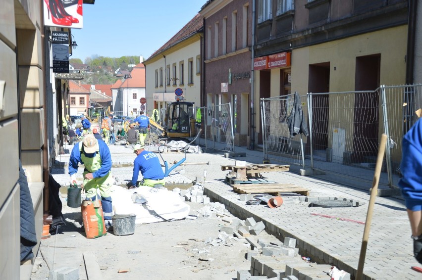 Bochnia. Rewitalizacja centrum, trwa układanie kostki na ulicach Wolnica i Mickiewicza [ZDJĘCIA]