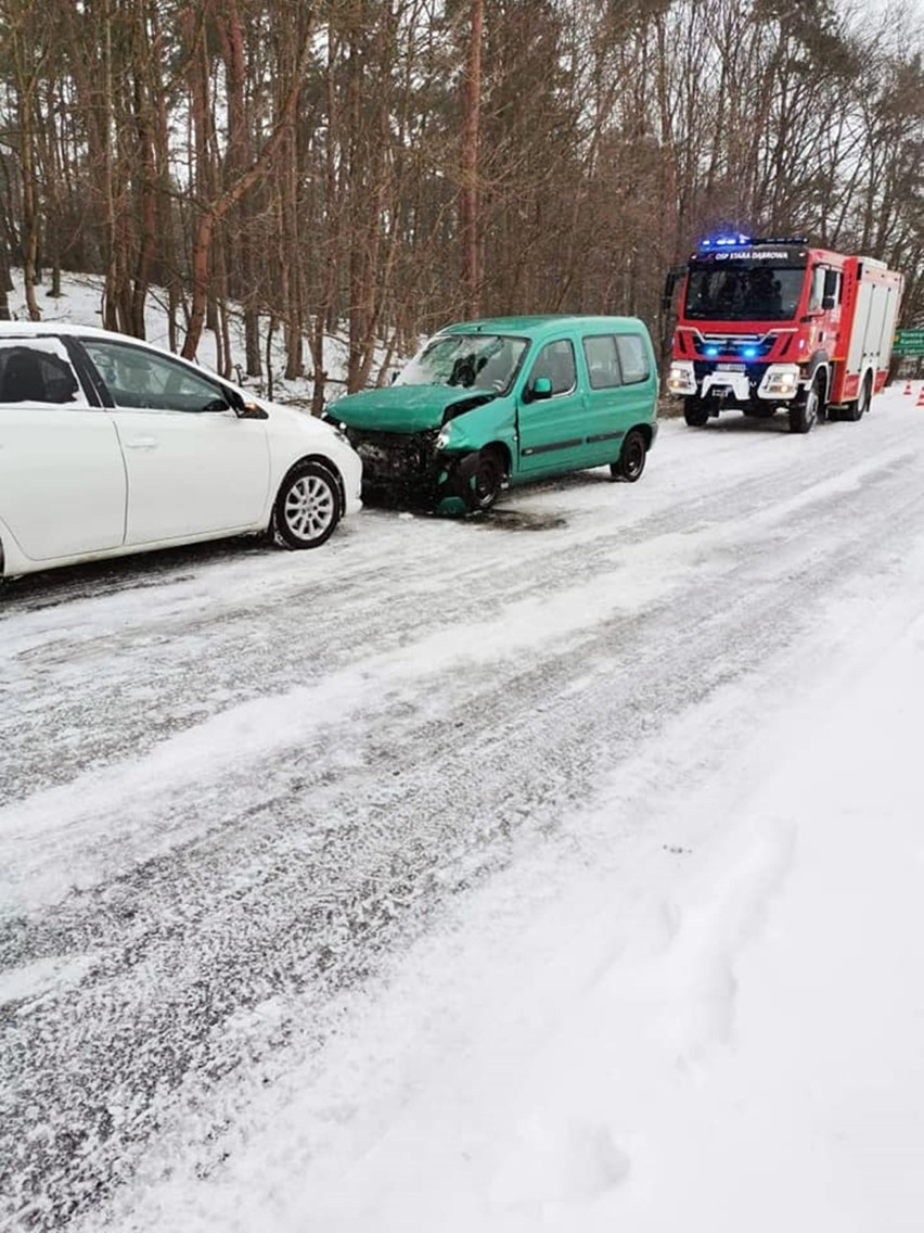 Czołowe zderzenie samochodów w pobliżu Stargardu. Sprawca mocno pod wpływem 