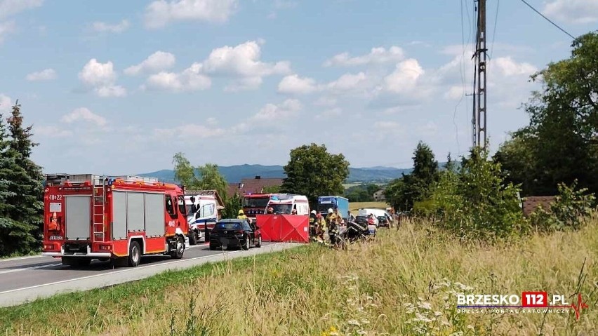 Wypadek na DK75 koło Brzeska, samochód wypadł z drogi i uderzył w przepust. Dwie osoby ranne, są utrudnienia