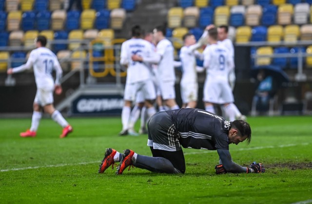 Przy pierwszej bramce dla Wisły Płock piłka była w jego zasięgu, ale został złapany na wykroku. W sytuacji, kiedy pokonał go Alan Uryga, był już bez szans. Dobrze reagował, gdy na jego bramkę strzelali Dominik Furman i Angel Garcia. Na pewno to nie on jest winowajcą porażki Arki.