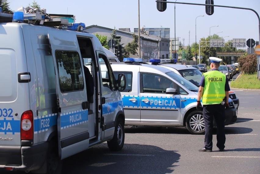 Poważny wypadek w Łodzi. Doszło do potrącenie pieszego na alei Jana Pawła II. Pieszy wpadł pod samochód osobowy  ZDJĘCIA