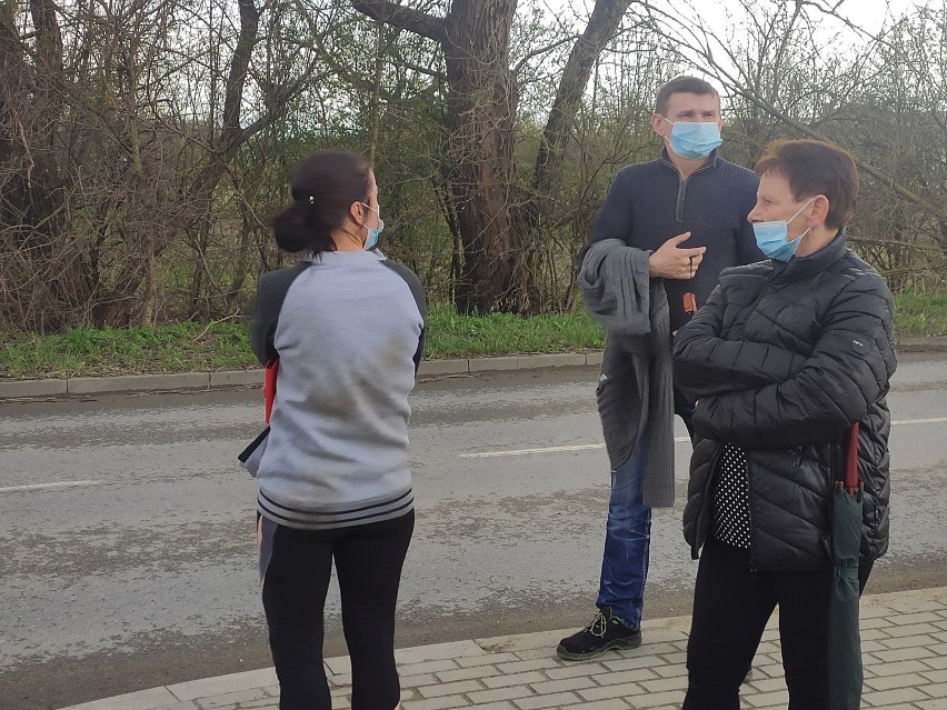 Mieszkańcy Bieździadki przed komendą policji. Rodzina zgłosiła porwanie 3-latki przez jej ojca [ZDJĘCIA]
