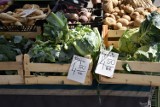 Ile kosztują ogórki, kalafior, fasolka, bób? Sprawdź ceny owoców i warzyw na targowisku w Kościerzynie [ZDJĘCIA]