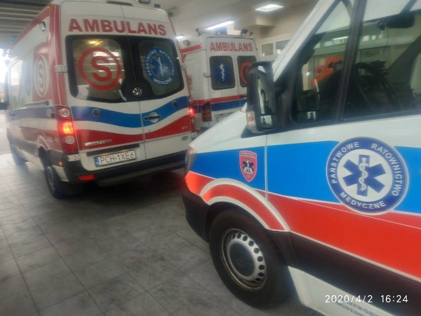 Do szpitala zakaźnego przyjeżdża ambulans za ambulansem....
