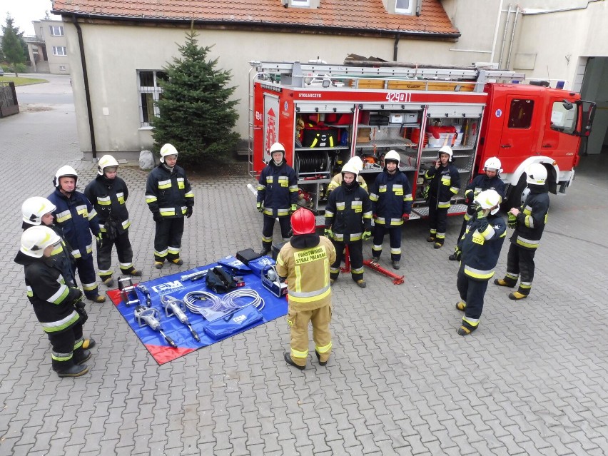 Gmina Gniezno. Strażacy dostali sprzęt służący do działań ratowniczo-technicznych w wypadkach drogowych i małych katastrof budowlanych