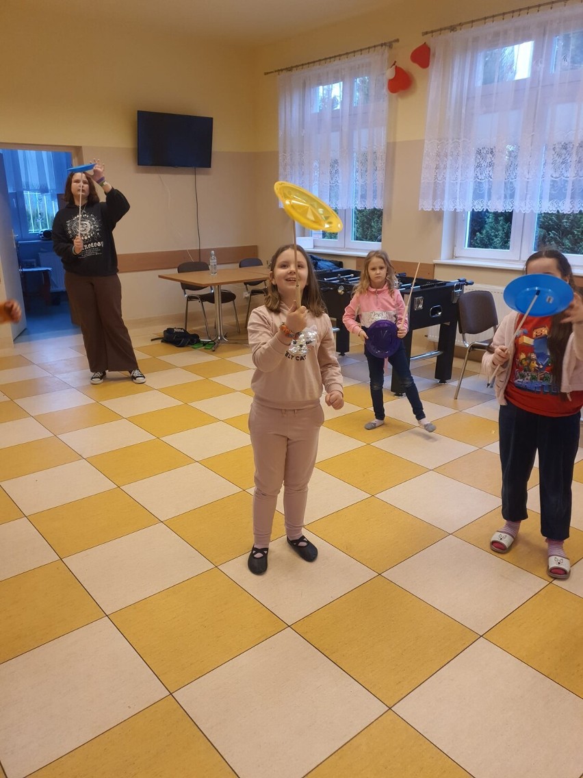 Dzieci z gminy Pruszcz Gdański bawią się w 8 świetlicach...