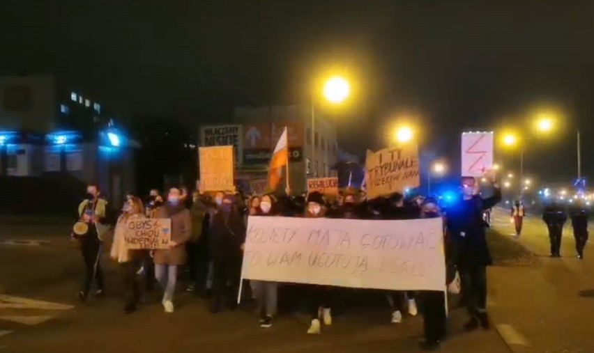 Głośny protest w obronie praw kobiet w Starachowicach. Było ponad tysiąc osób!