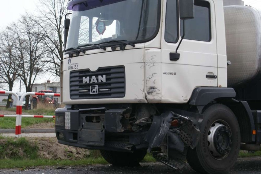 W Piotrowie pod Kaliszem zderzył się bus z ciężarówką