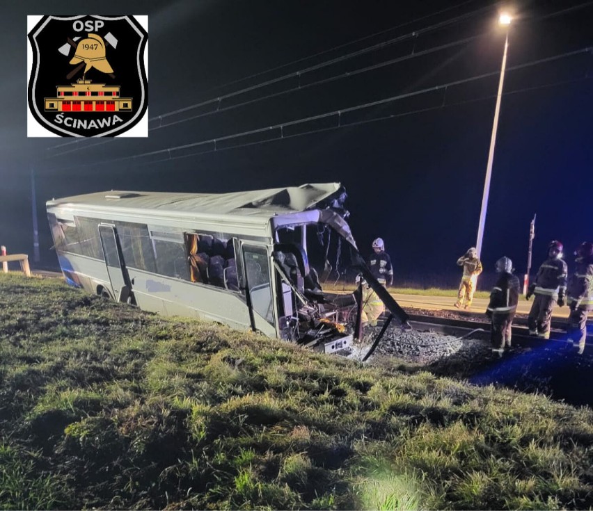 Dramat na kolejowym przejeździe. Autobus szkolny wjechał...