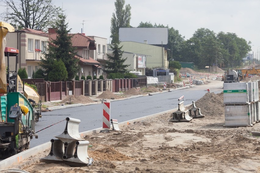 Remont Inflanckiej w Łodzi. Drogowcy kładą już asfalt [ZDJĘCIA]