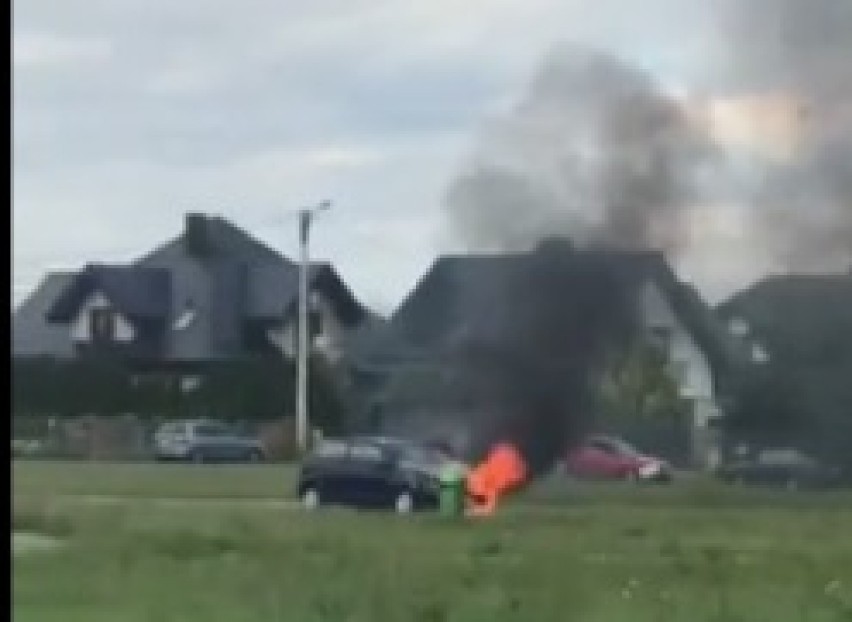 Pożar samochodu nad Kępiną w Zduńskiej Woli ZDJĘCIA I FILMY