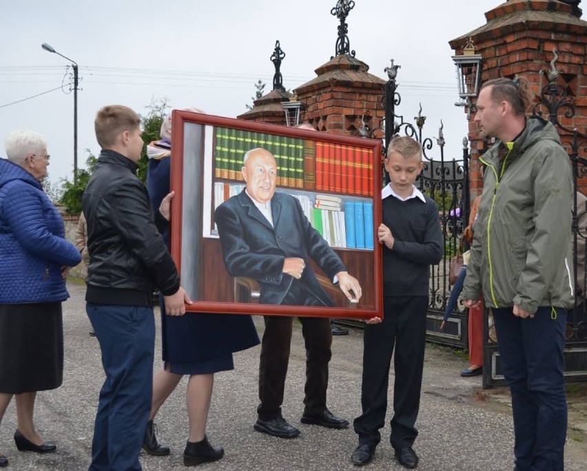 Z kościoła portret patrona przeniesiono do szkoły.