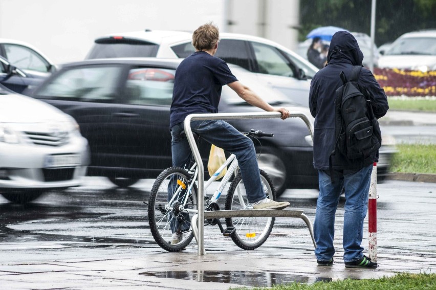 Rowerowa Warszawa - Podpórki dla rowerzystów w pobliżu Pola...