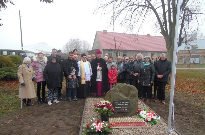 Uroczystość odsłonięcia obeliska na skwerze...