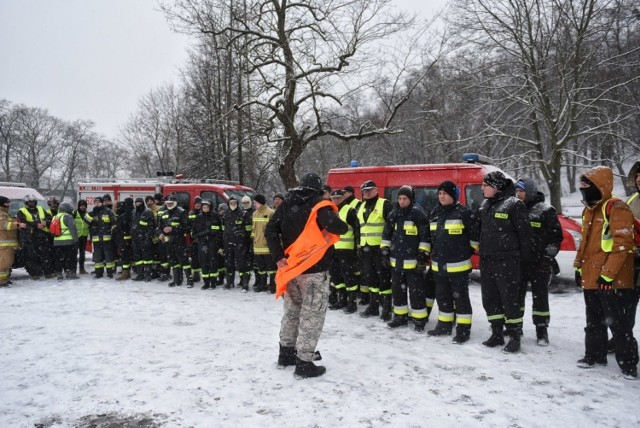 W sobotę grupa około stu ochotników zebrała się na przystanku autobusowym na Garbarach, gdzie urywa się ślad po Michale Rosiaku. 19-latek zaginął w Poznaniu w nocy z 17 na 18 stycznia. Grupa prowadzi poszukiwania na Cytadeli i wzdłuż Warty. Studenta poszukują też policjanci. Akcja jest trudna w związku z opadami śniegu.

Czytaj też: Co stało się z Michałem Rosiakiem? Policja zrobiła eksperyment. Sprawdź, co ustalono!

Przejdź dalej i zobacz kolejne zdjęcia --->