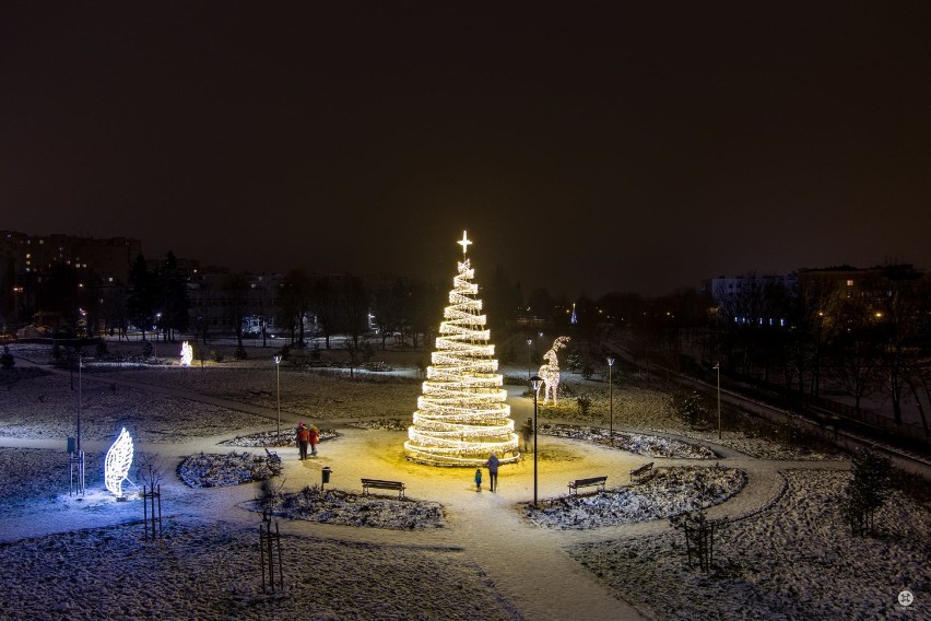 Zimowa Łomża oczami internautów. Zobacz niesamowite zdjęcia i film z drona miasta nocą 