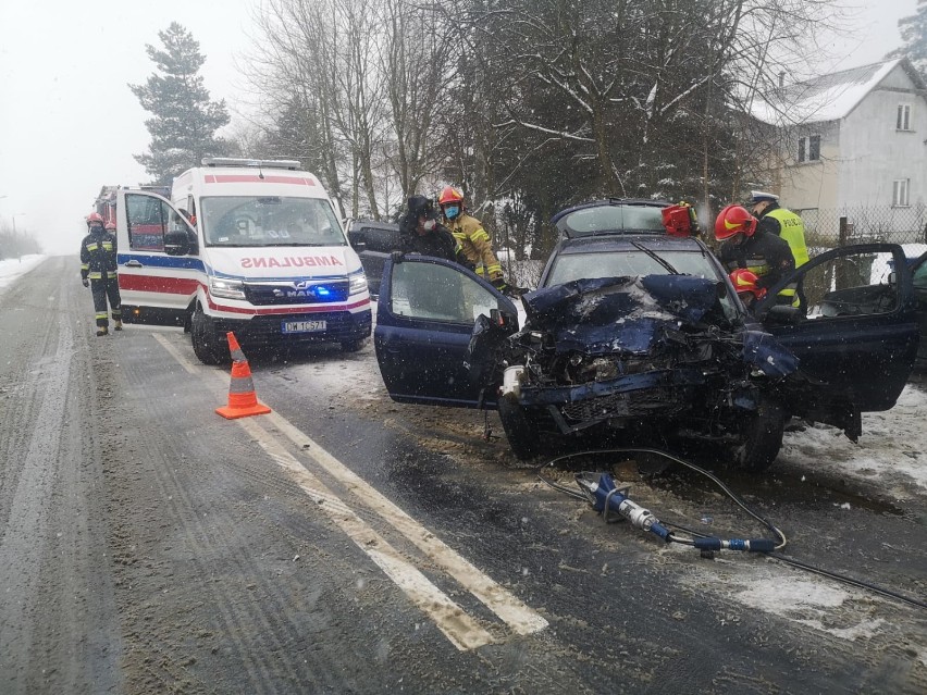 Wypadek w Ulejowie na drodze Łask - Szadek ZDJĘCIA AKTUALIZACJA