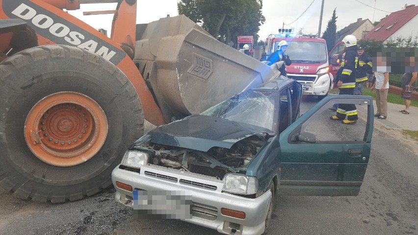 Kierowca TICO, które rozgniotła koparka w Skokach, był pijany