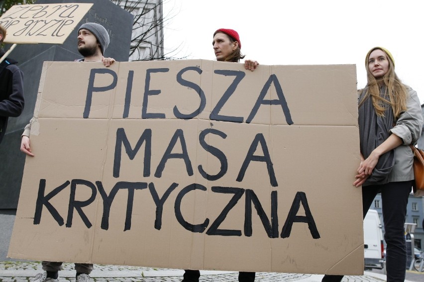 Piesza Masa Krytyczna 2019 przeszła ulicami Warszawy. Walczą o szersze chodniki, zebry i bezpieczeństwo