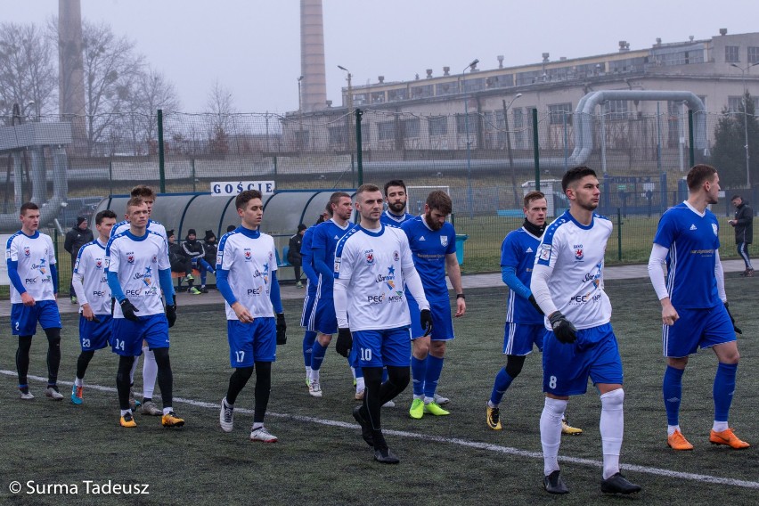 Sparing rozegrano na boisku ze sztuczną trawą na stadionie...