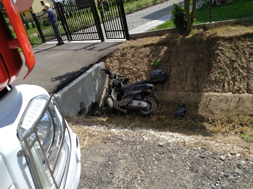 Kierujący motocyklem zjechał z drogi i uderzył w betonowy...