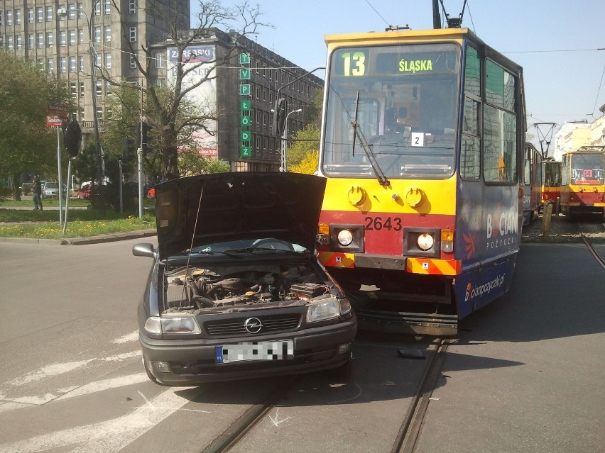 Wypadek na Narutowicza w Łodzi. Samochód wjechał pod tramwaj linii 13 [ZDJĘCIA]