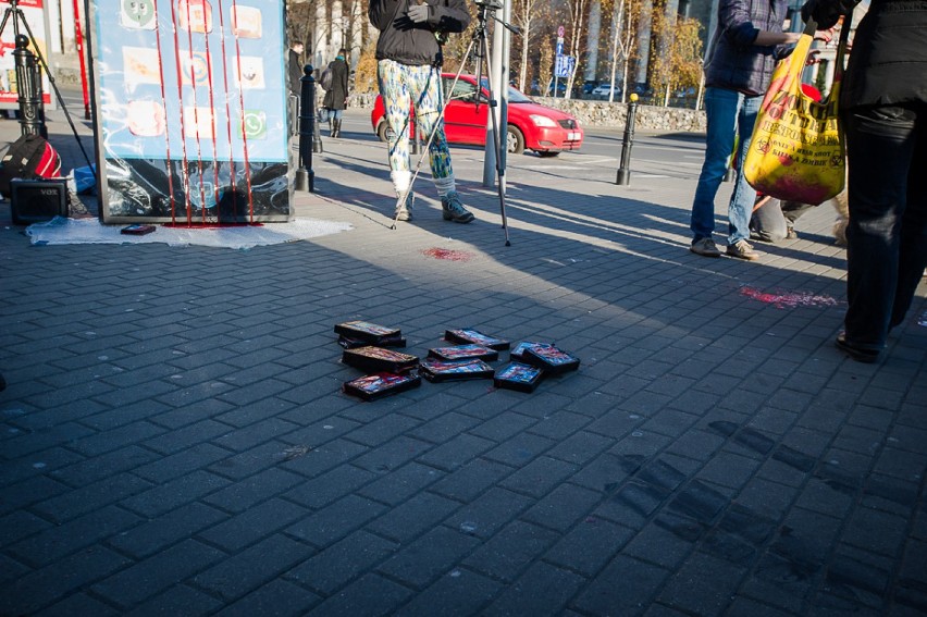 Krwawy telefon stanął w centrum. Wyjątkowy flashmob w...