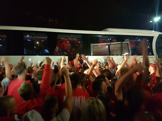 Około 1 w nocy pod stadionem Widzewa zebrało się ponad trzy tysiące kibiców. Podziękowali oni piłkarzom za wywalczenie awansu do II ligi.