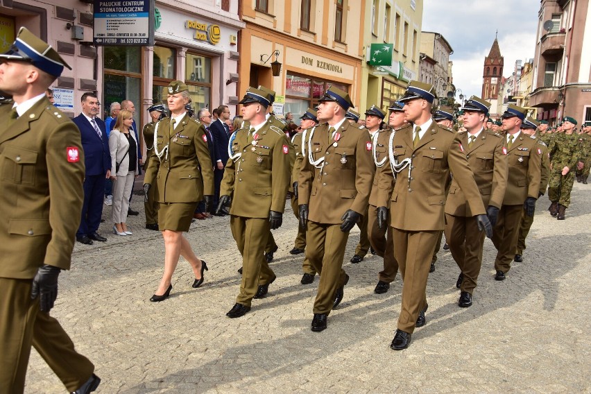 Żołnierze, licznie przybyli goście i mieszkańcy wzięli...