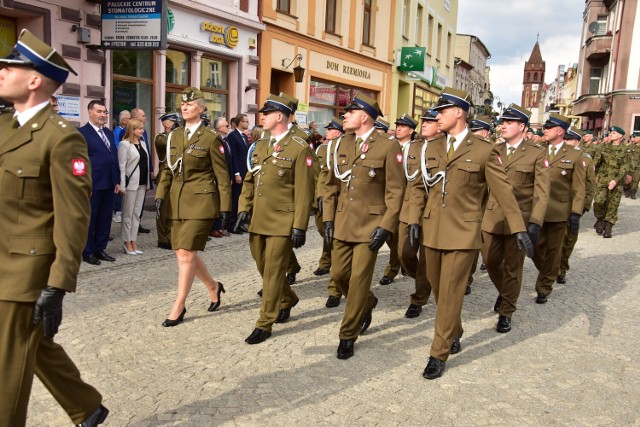 Żołnierze, licznie przybyli goście i mieszkańcy wzięli udział w uroczystym apelu na rynku w Żninie, po czym wszyscy przeszli na festyn wojskowy, który zorganizowano w sąsiedztwie stacji Orlen.
