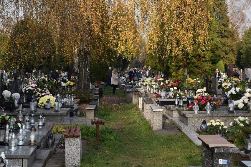 Wszystkich Świętych 2022. Kaliszanie odwiedzają groby swoich bliskich na Cmentarzu Komunalnym. ZDJĘCIA