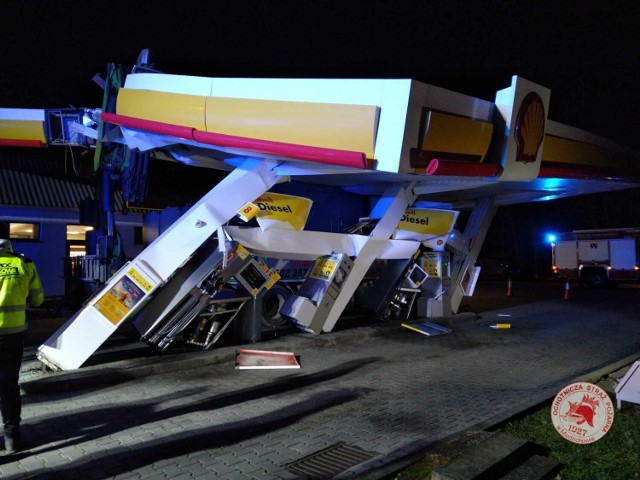 Ciężarówka z rozłożonym ramieniem żurawia wjechała w stację paliw w Miedzichowie. Konstrukcja runęła na pojazd (18.12.2023).