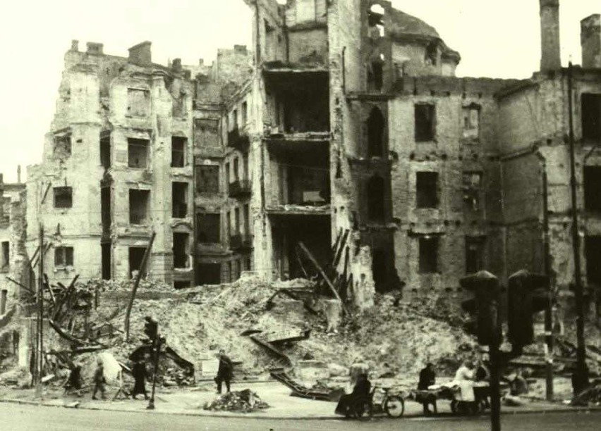 Dzielnica ministerstw, okolice ul. Kruczej i Żurawiej, 1945...