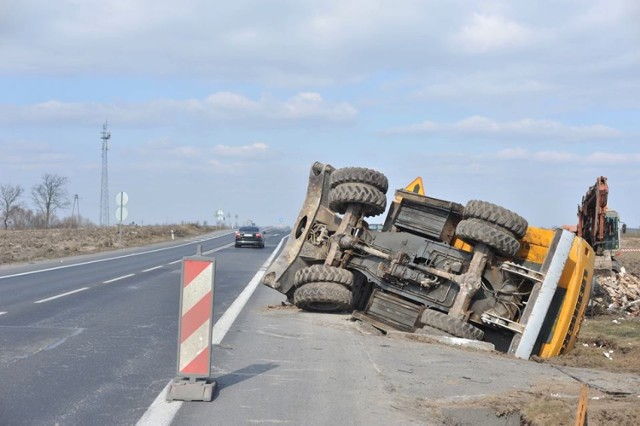 Do niecodziennej sytuacji doszło w środę przed godziną 16 w okolicach miejscowości Luszkowo w powiecie świeckim. Jedna z maszyn, które pracują przy budowie trasy S5, przewróciła się tuż przy jezdni.

Przeczytaj także: Na budowie trasy S5 pod Bydgoszczą osunęła się ziemia!

- Na szczęście nie na samą drogę - relacjonuje nasza Czytelniczka. - Jednak wyprzedzanie w tym miejscu nie jest możliwe, ponieważ pojazd zahacza o pobocze. 

Na razie na trasie Bydgoszcz-Świecie nie ma utrudnień. Jednak nie wykluczone, że przy próbie podniesienia maszyny, ruch będzie utrudniony.


Info z Polski - przegląd najważniejszych oraz najciekawszych informacji z kraju 22.03.2018

