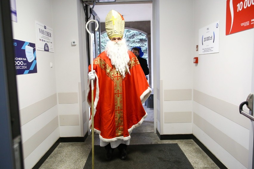 Święty Mikołaj odwiedził dzieci w Szpitalu im. Stefana...