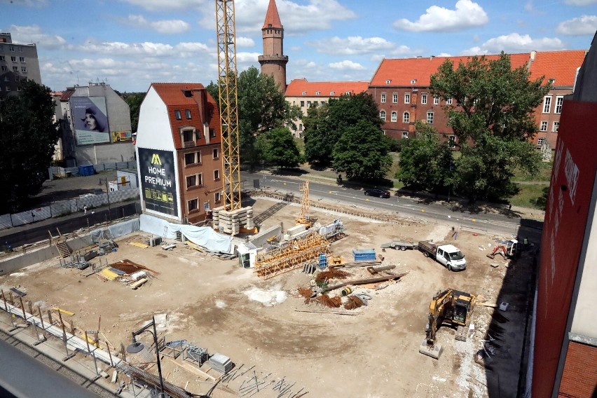 Budowa nowego budynku mieszkalno-usługowego w centrum Legnicy, zobaczcie aktualne zdjęcia