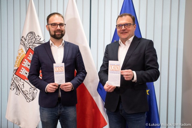 O wsparcie radomskich Organizacji Pożytku Publicznego proszą prezydent Radosław Witkowski (z prawej) i jego zastępca Mateusz Tyczyński.