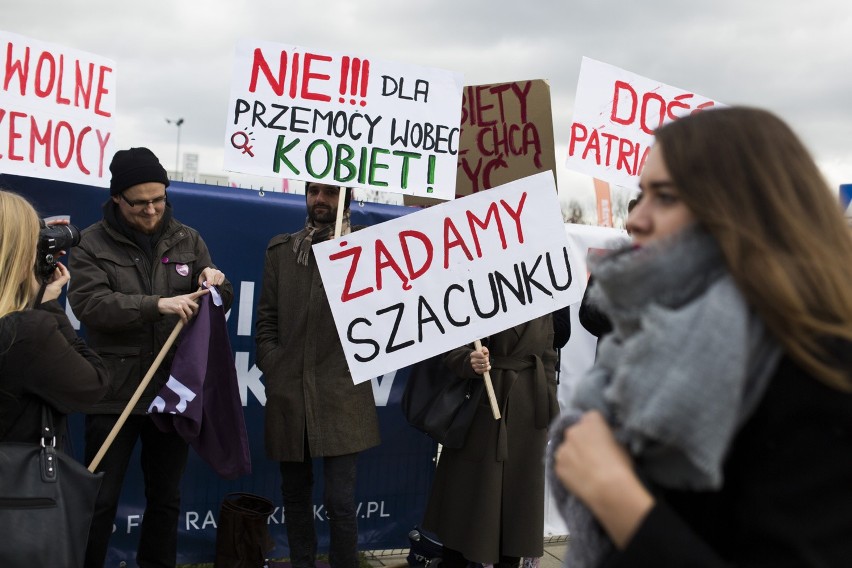 Kilkanaście osób zebrało się przed halą EXPO Kraków, by...