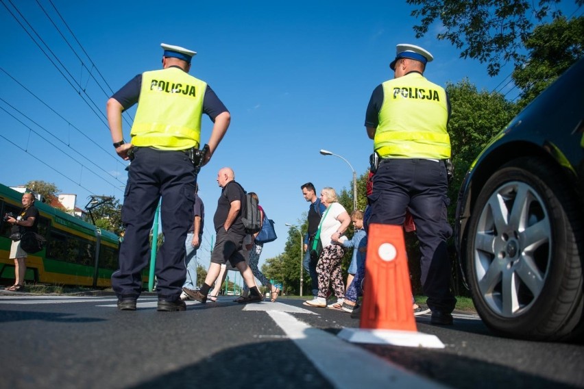 Na przejściu dla pieszych przy ul. Grunwaldzkiej i...