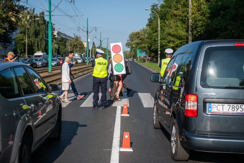 Na przejściu dla pieszych przy ul. Grunwaldzkiej i...