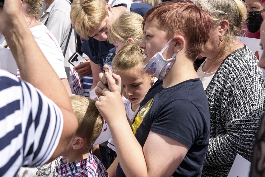 Na finiszu kampanii Andrzej Duda zabiegał o poparcie w Olkuszu. Na Rynku obok jego zwolenników zjawili się także przeciwnicy [ZDJĘCIA]