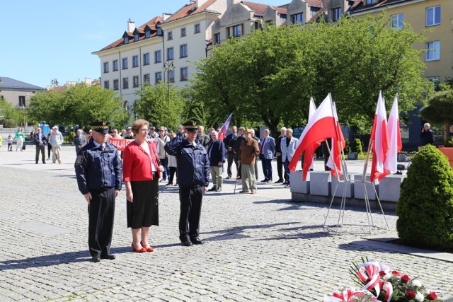 W poniedziałek, 1 maja w Ostrowcu Świętokrzyskim uczczono Święto Pracy. Samorządowcy złożyli kwiaty przed pomnikiem upamiętniającym zamordowanych mieszkańców miasta. Więcej na kolejnych zdjęciach