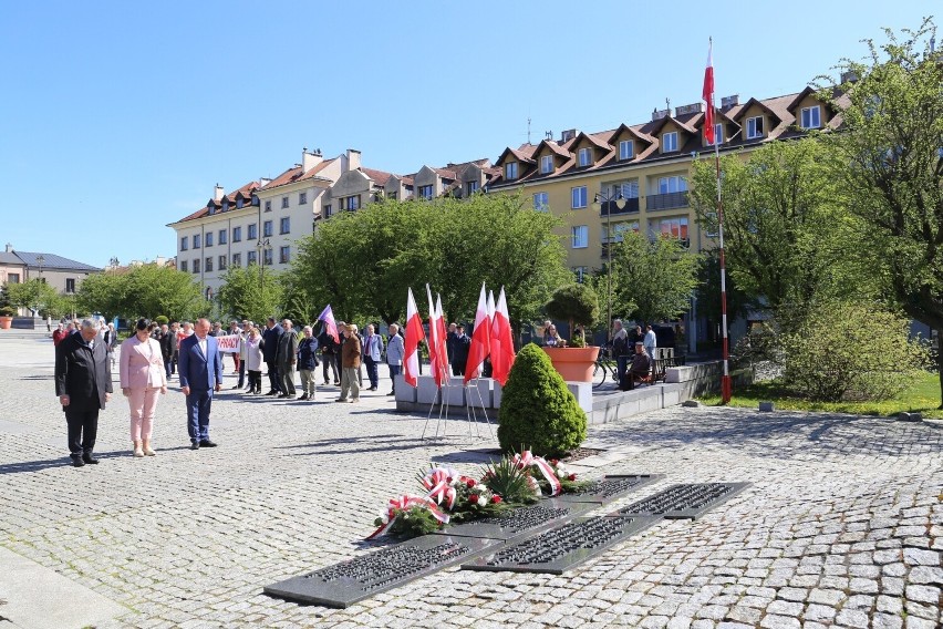 W Ostrowcu Świętokrzyskim uczczono Święto Pracy. Złożono kwiaty przed pomnikiem upamiętniającym egzekucję mieszkańców miasta