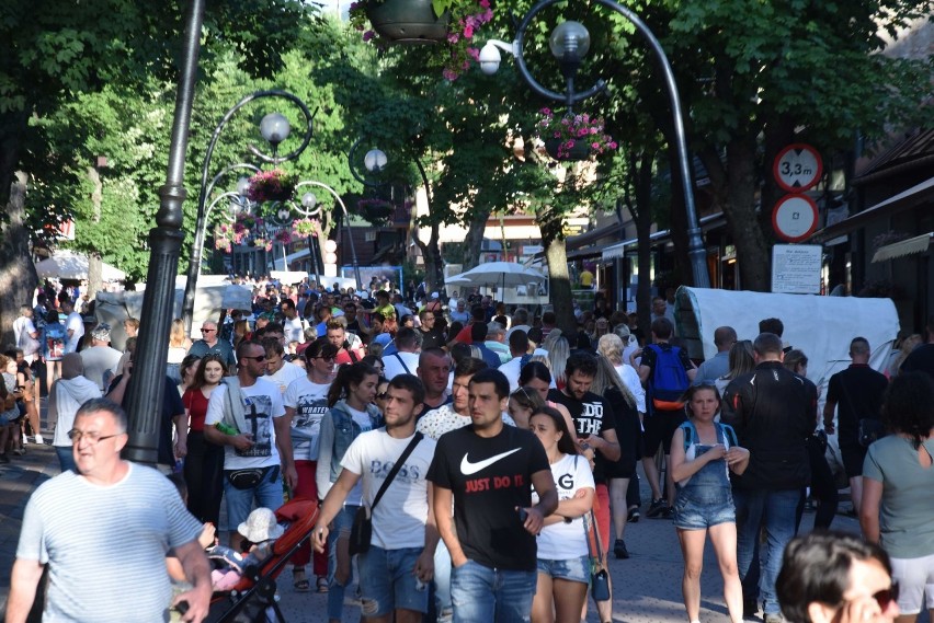 Zakopane. Sezon mamy w pełni. Tłumy na Krupówkach [ZDJĘCIA]