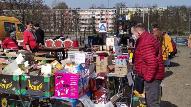 Pchli targ na bazarze przy ul. Dmowskiego w Piotrkowie. Co można było kupić w ostatnią sobotę przed Wielkanocą?