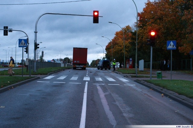 Ze wstępnych policyjnych ustaleń wynika, że 32-letni kierowca ciężarowego dafa jadąc ulicą Pułaskiego w kierunku północnym lewym pasem ruchu potrącił na przejściu 75-letniego suwalczanina.