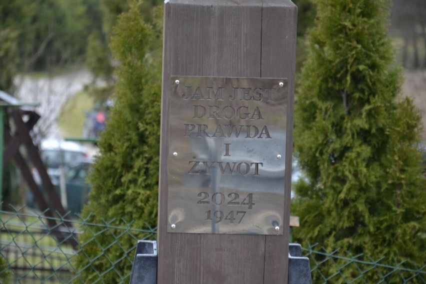 Poświęcenie krzyża w Piechowicach. Historia krzyża w tym miejscu jest zapisana w sercach mieszkańców