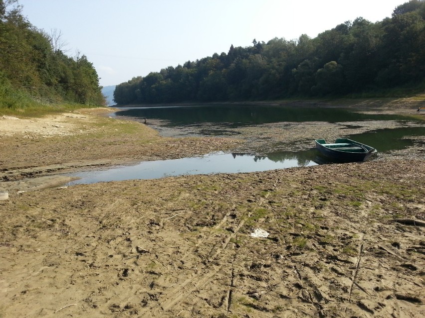 Z każdym dniem jest coraz mniej wody w Jeziorze Solińskim....