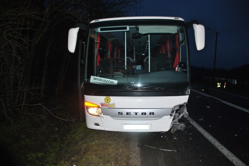 Śmiertelny wypadek na DK 482 w Chobaninie. Osobówka uderzyła w autobus relacji Wieluń-Wieruszów